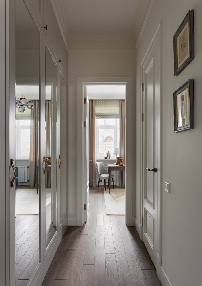 Стильный дизайн: маленький коридор в классическом стиле с белыми стенами, паркетным полом среднего тона и серым полом для на участке и в саду - последний тренд