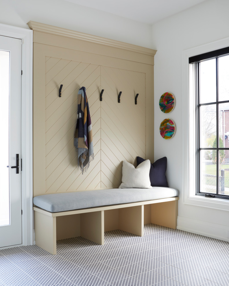 Источник вдохновения для домашнего уюта: большой тамбур в стиле неоклассика (современная классика) с белыми стенами, полом из керамической плитки, одностворчатой входной дверью, белой входной дверью и разноцветным полом