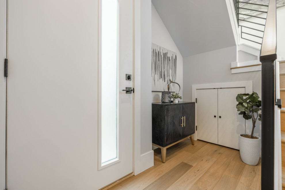 Transitional entryway photo in Denver