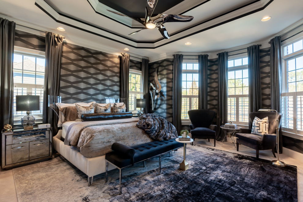 Idée de décoration pour une grande chambre minimaliste avec un mur gris, cheminée suspendue, tous types de manteaux de cheminée, un sol beige, un plafond décaissé et du papier peint.