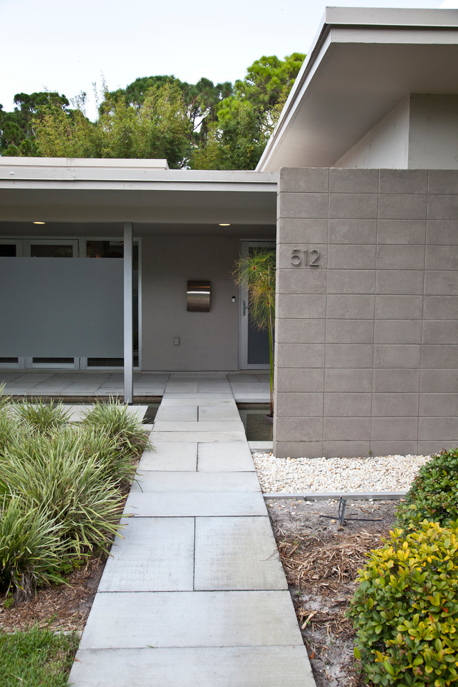 Design ideas for a midcentury exterior in Tampa.