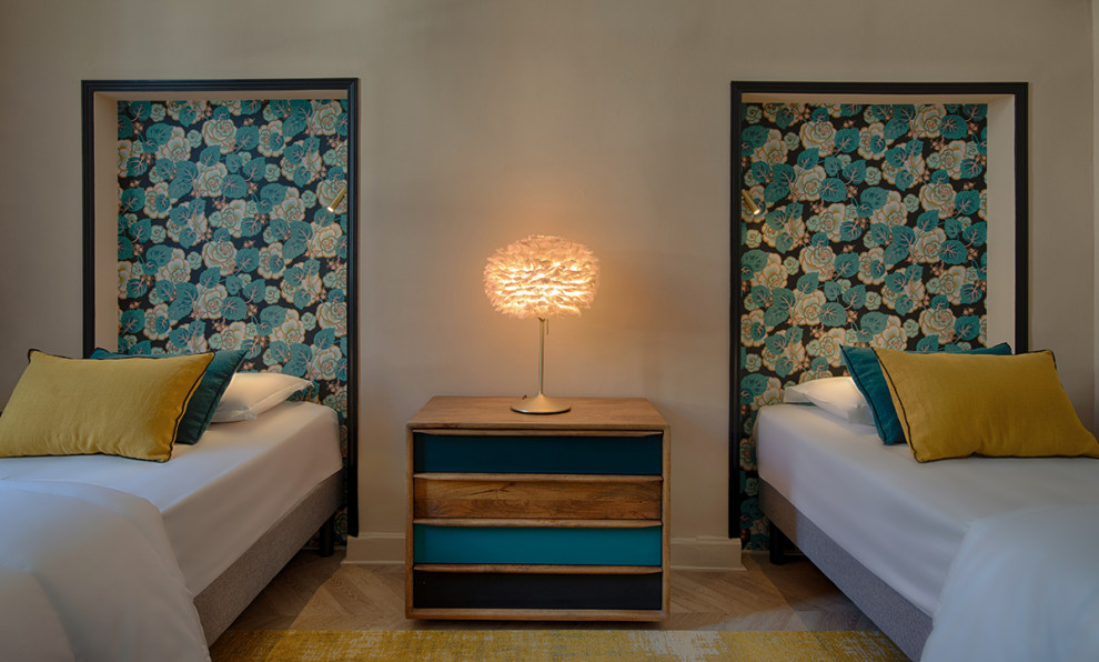 Inspiration pour une grande chambre vintage avec sol en stratifié, un sol beige et du papier peint.