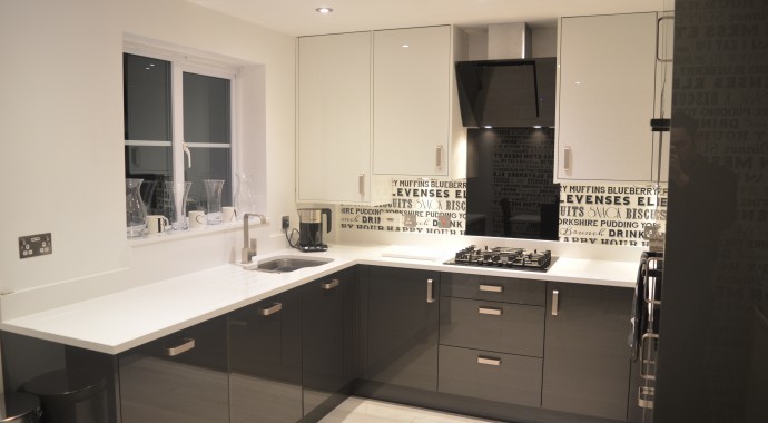 Photo of a mid-sized modern u-shaped eat-in kitchen in Kent with no island.