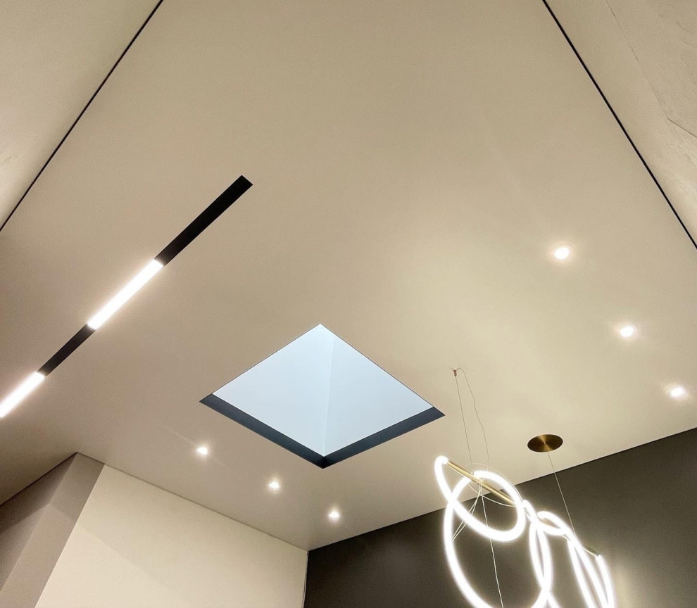 Теневые потолки и линейное освещение в ЖК Европейский берег