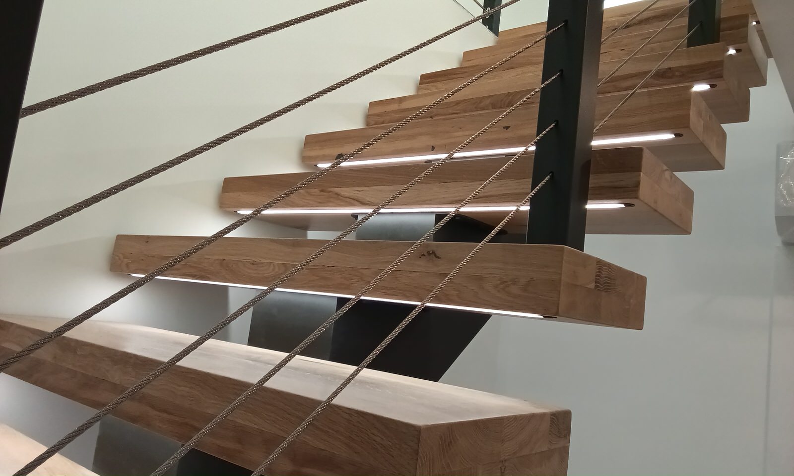 Лестница в стиле LOFT центральной балке