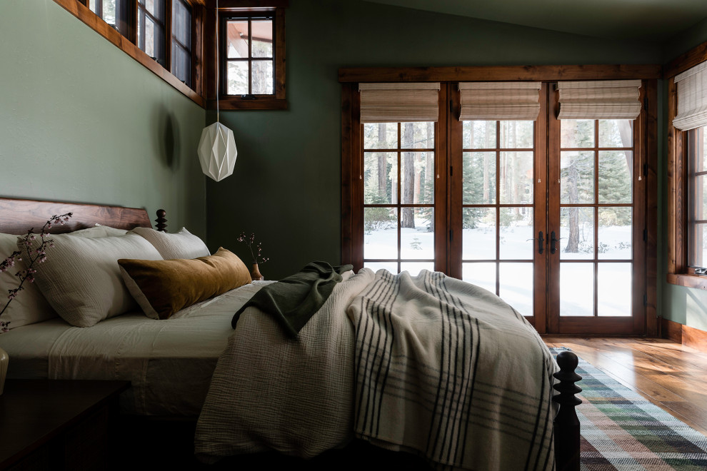 サクラメントにある広いエクレクティックスタイルのおしゃれな主寝室 (緑の壁、無垢フローリング、茶色い床)