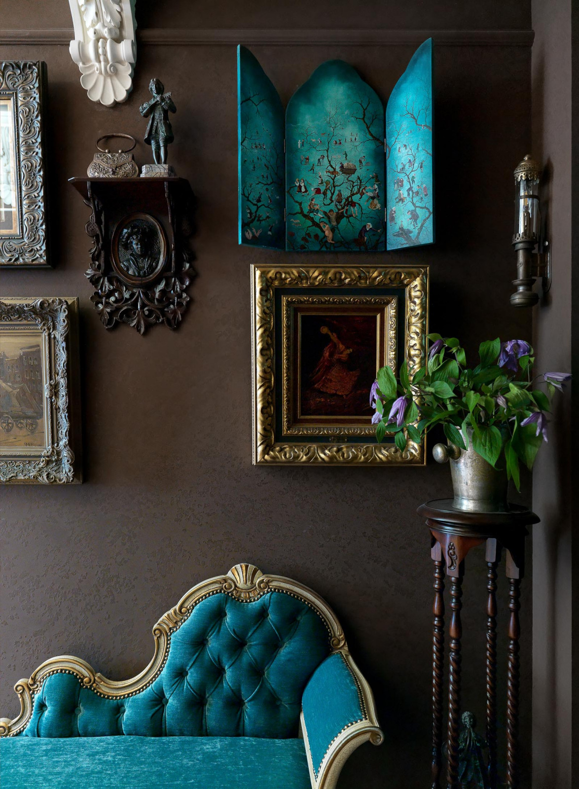 КВАРТИРА С АНТИКВАРНОЙ МЕБЕЛЬЮ (90 М.КВ) И ПРЕДМЕТАМИ ИСКУССТВА