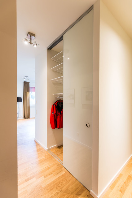 Garderobe - elfa-Regal mit Gitterböden - verschlossen mittels einer