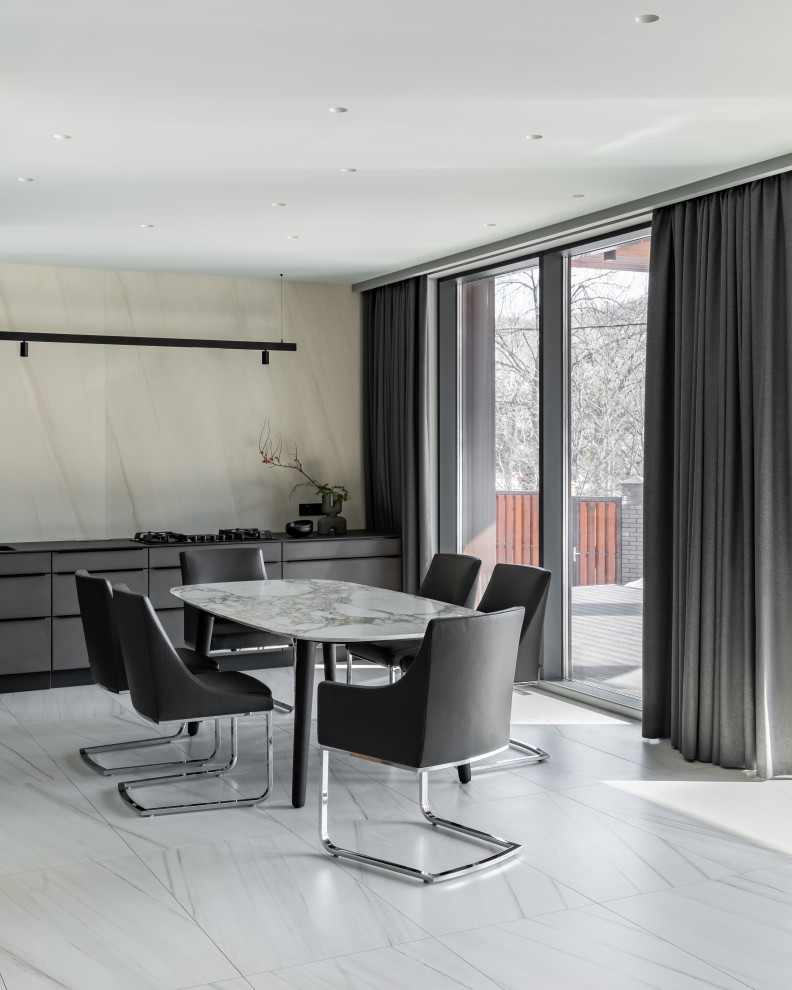 Камень внизу, дерево вверху.