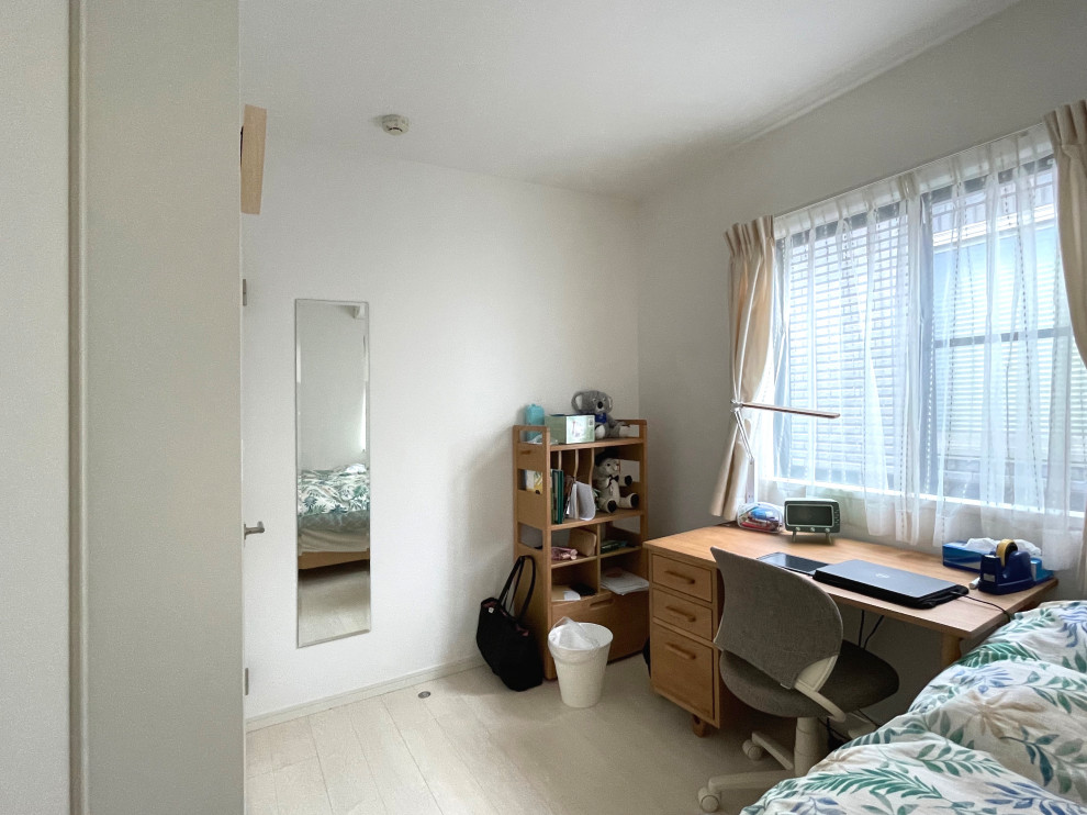 Foto di una piccola cameretta per bambini minimalista con pareti bianche, pavimento in compensato, pavimento bianco, soffitto in carta da parati e carta da parati