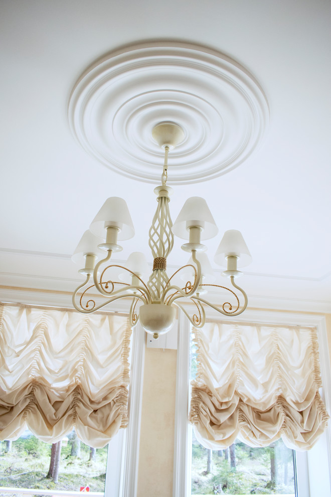 Французские шторы в интерьере кухни.