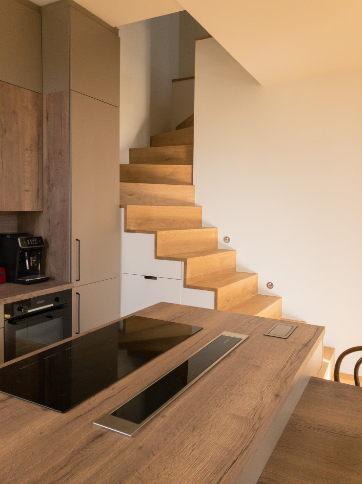 Idées déco pour escalier in U With des marches en bois and des contremarches en bois.