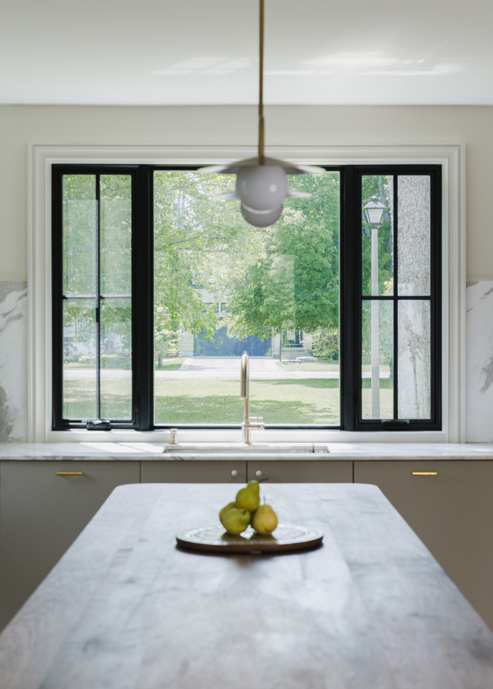 Kitchen - transitional kitchen idea in Ottawa
