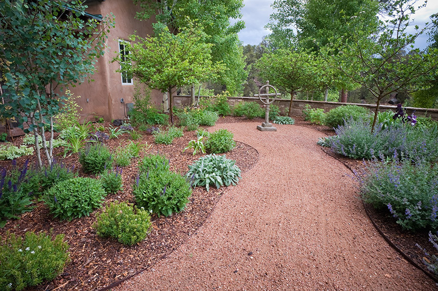 Inspiration for a large drought-tolerant and partial sun backyard gravel landscaping.