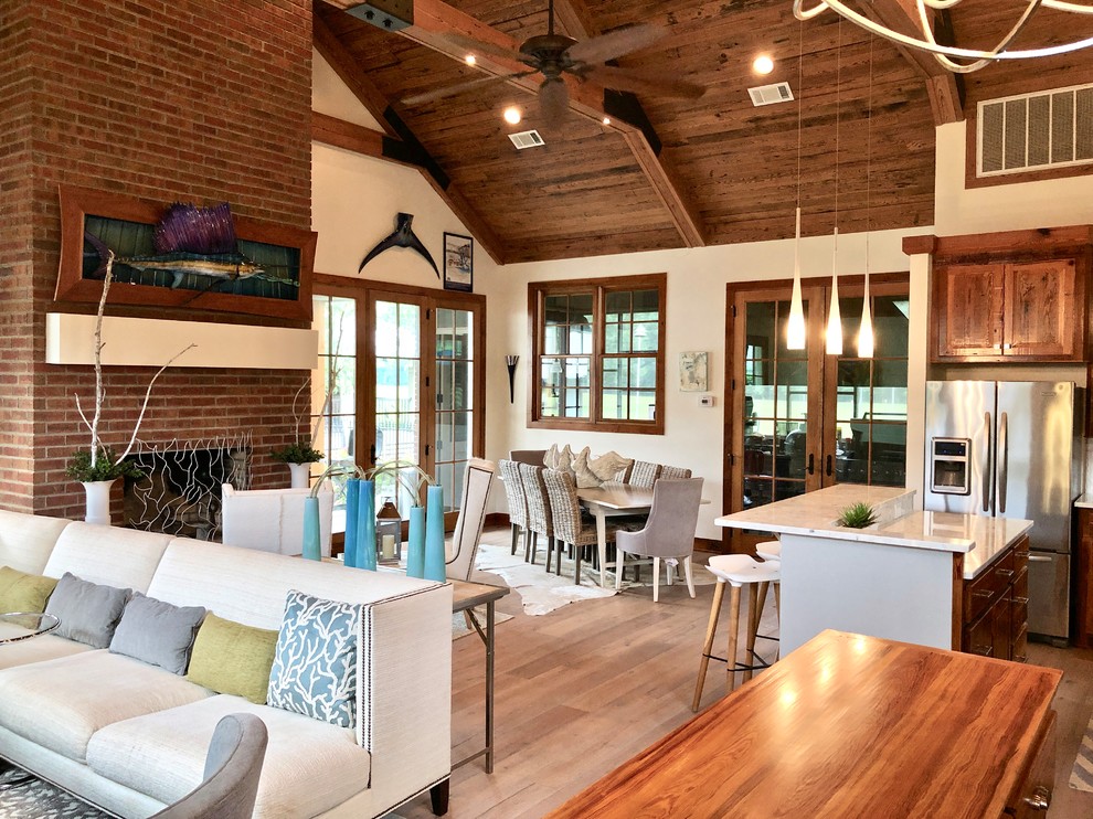 Transitional home design photo in Jackson