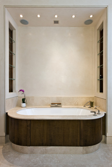 Contemporary trendy-badevaerelse