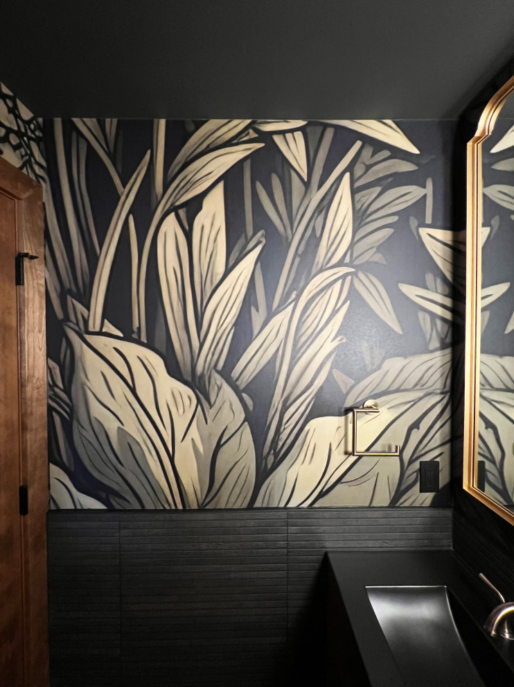 Kleine Moderne Gästetoilette mit verzierten Schränken, braunen Schränken, Wandtoilette mit Spülkasten, schwarzen Fliesen, Porzellanfliesen, grüner Wandfarbe, braunem Holzboden, integriertem Waschbecken, Mineralwerkstoff-Waschtisch, braunem Boden, schwarzer Waschtischplatte, freistehendem Waschtisch und Tapetenwänden in Seattle