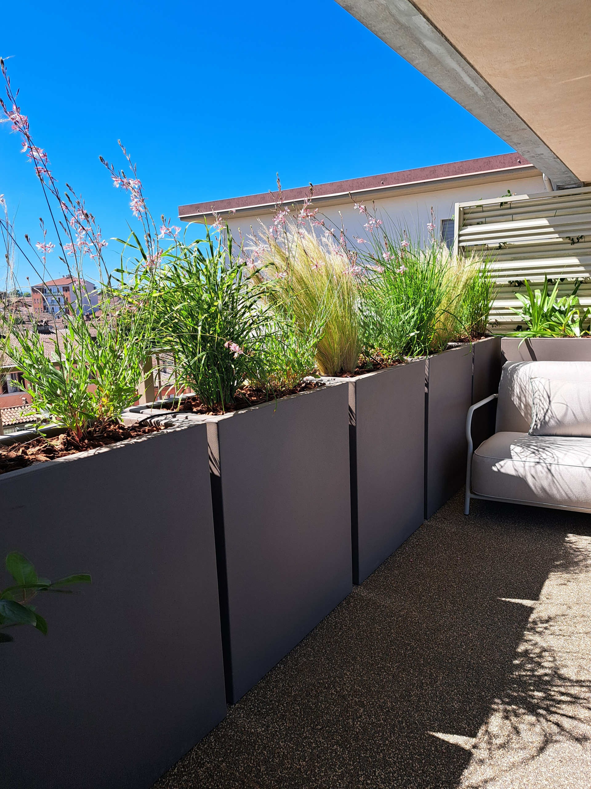 Realizzazione fioriere e vasi per un terrazzo sempreverde (o quasi)