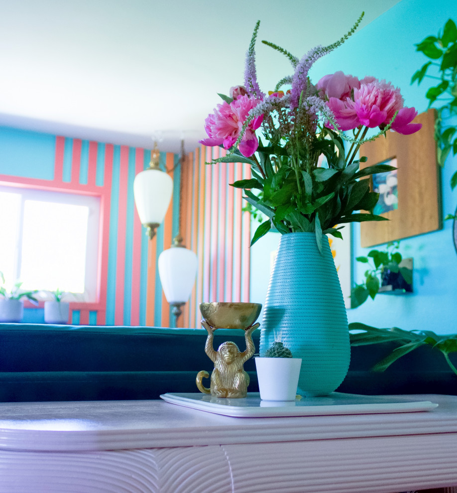 Immagine di un soggiorno tropicale di medie dimensioni e chiuso con pareti blu, pavimento in legno massello medio, TV a parete, pannellatura e pavimento rosso