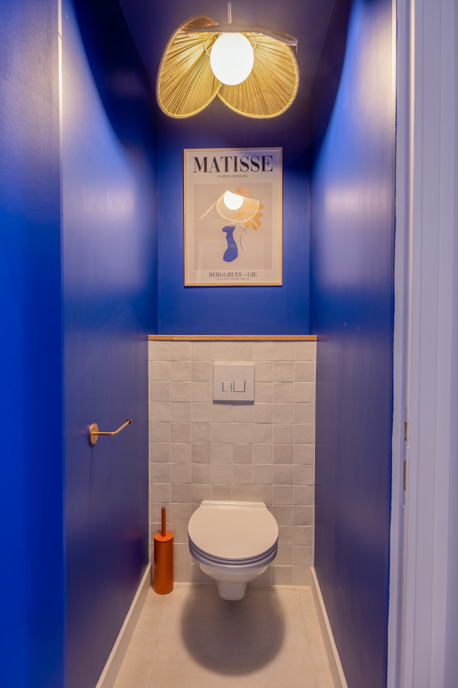 Пример оригинального дизайна: маленький туалет в морском стиле с инсталляцией и синими стенами для на участке и в саду