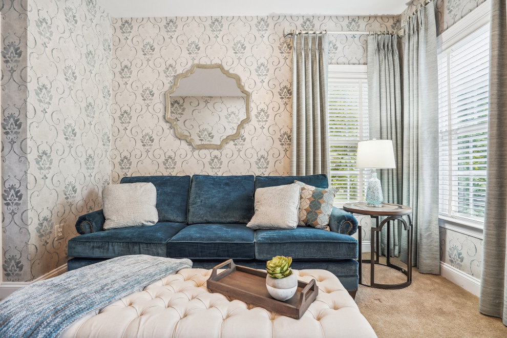 Ejemplo de dormitorio principal clásico renovado de tamaño medio sin chimenea con paredes beige, moqueta y papel pintado