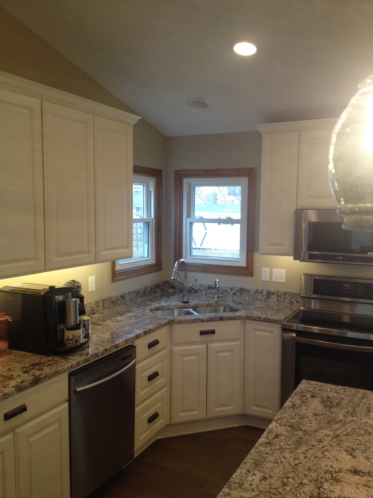 Inspiration for a mid-sized transitional kitchen remodel