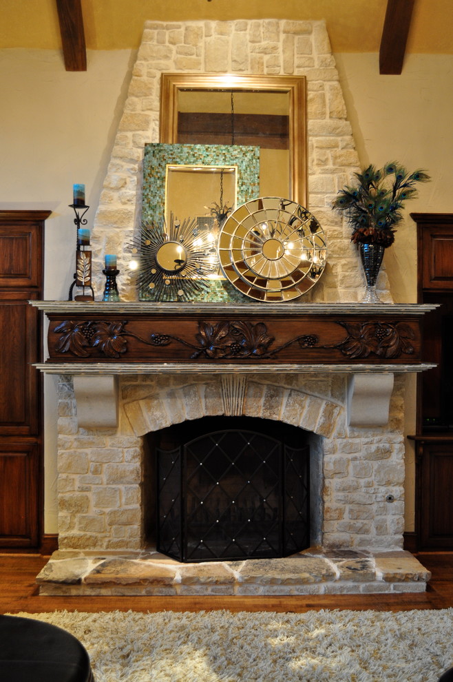 Inspiration for a traditional living room in Dallas.