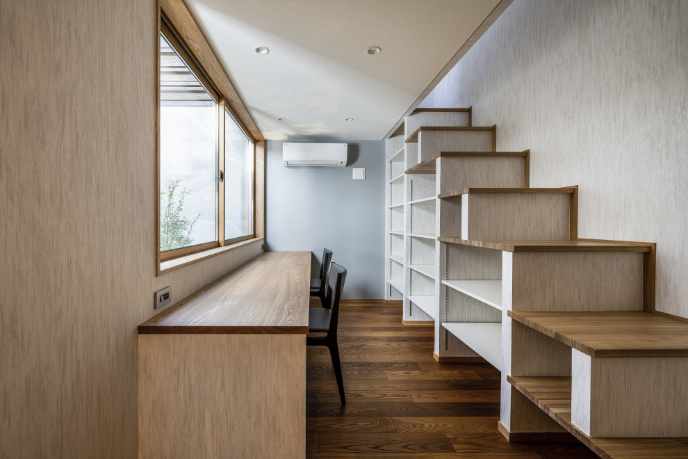Photo of a modern home office in Kyoto.