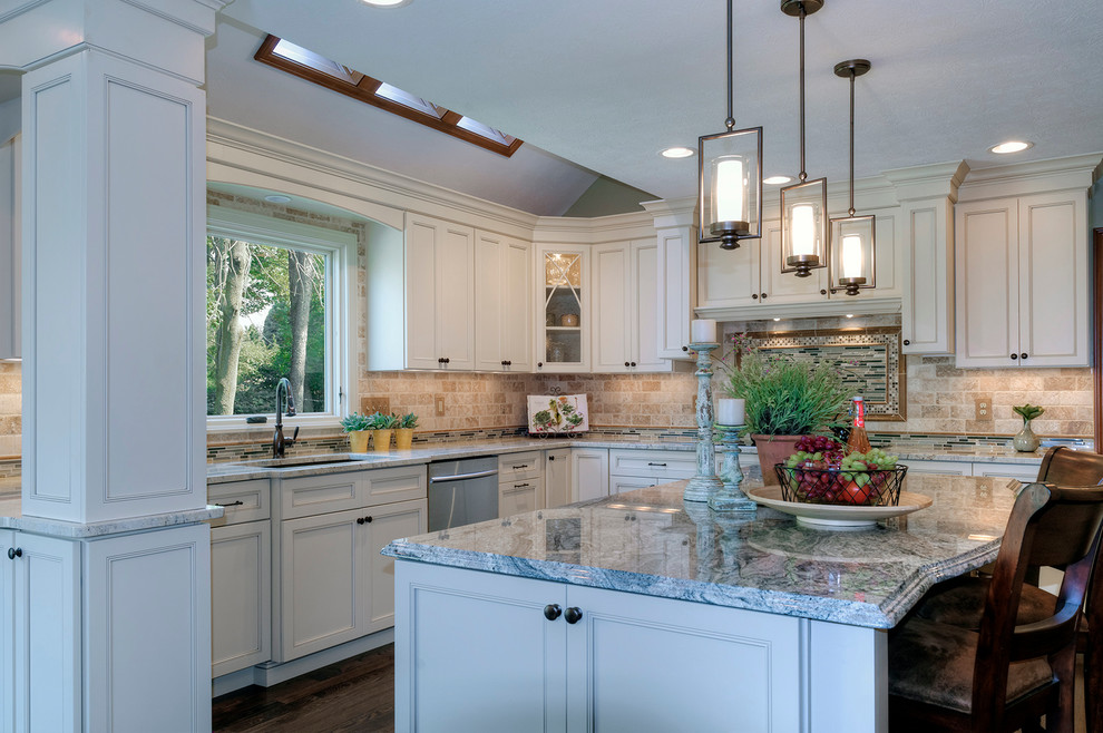 Example of a transitional kitchen design in Columbus