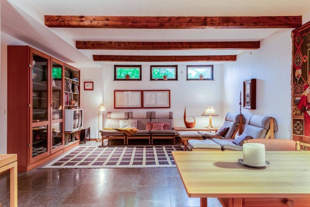 赤いミッドセンチュリースタイルのおしゃれなリビングのインテリア画像