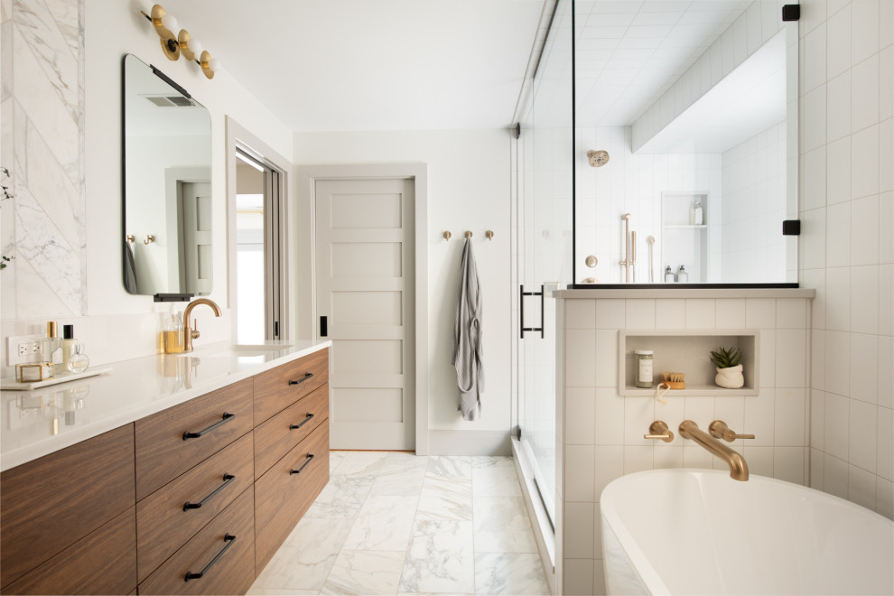 Aménagement d'une grande salle de bain principale classique en bois brun avec un placard à porte plane, un carrelage blanc, un plan de toilette en quartz modifié, un plan de toilette blanc, meuble double vasque et meuble-lavabo suspendu.
