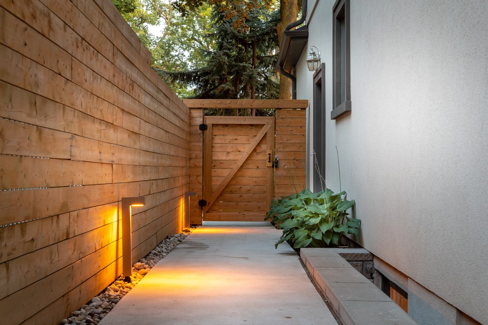 Design ideas for a transitional backyard landscaping in Toronto.