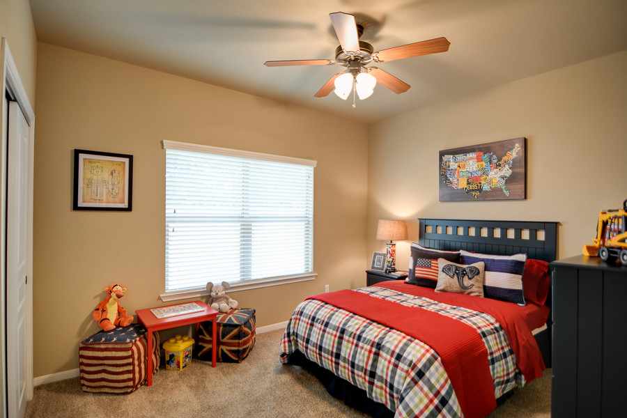 Design ideas for a mid-sized arts and crafts guest bedroom in Austin with beige walls, carpet and no fireplace.