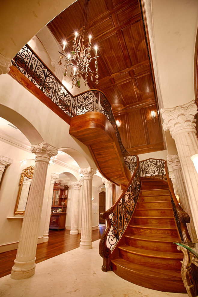 На фото: лестница в викторианском стиле с
