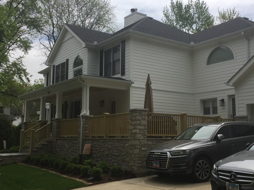 Example of a transitional home design design in Chicago