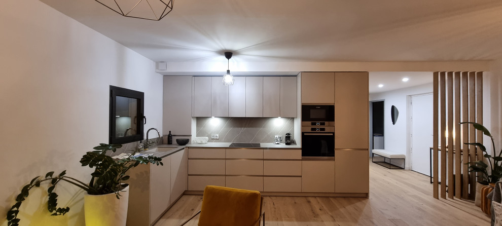 Photo of a contemporary kitchen in Montpellier.