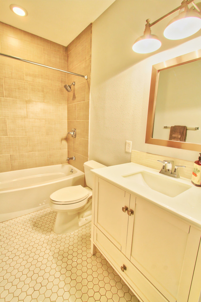 Foto på ett mellanstort vintage en-suite badrum, med skåp i shakerstil, vita skåp, ett hörnbadkar, en dusch/badkar-kombination, flerfärgade väggar, klinkergolv i keramik, ett undermonterad handfat, granitbänkskiva, vitt golv och med dusch som är öppen