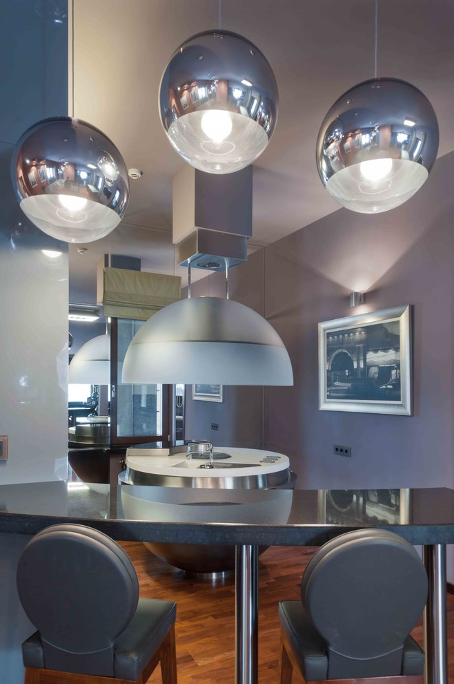 Свежая идея для дизайна: кухня в стиле хай-тек: освещение - отличное фото интерьера