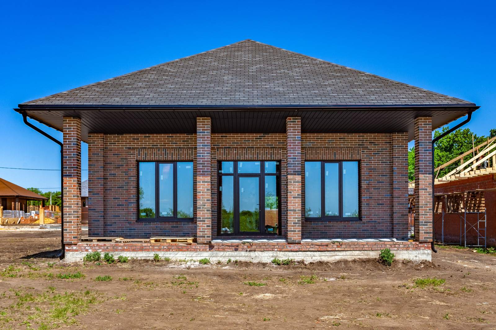 Фасады домов в поселке " Дубровка"