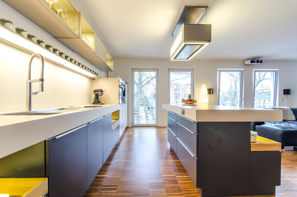 Große Moderne Küche in Sonstige