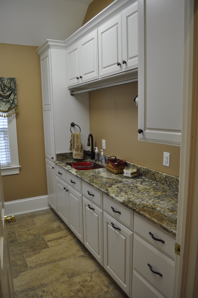 Photo of a traditional laundry room in Huntington.