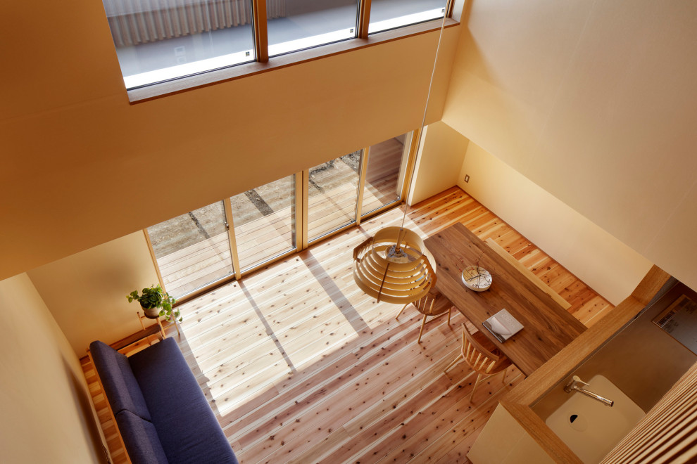Стильный дизайн: открытая гостиная комната среднего размера с бежевыми стенами, паркетным полом среднего тона, бежевым полом, потолком с обоями и обоями на стенах - последний тренд