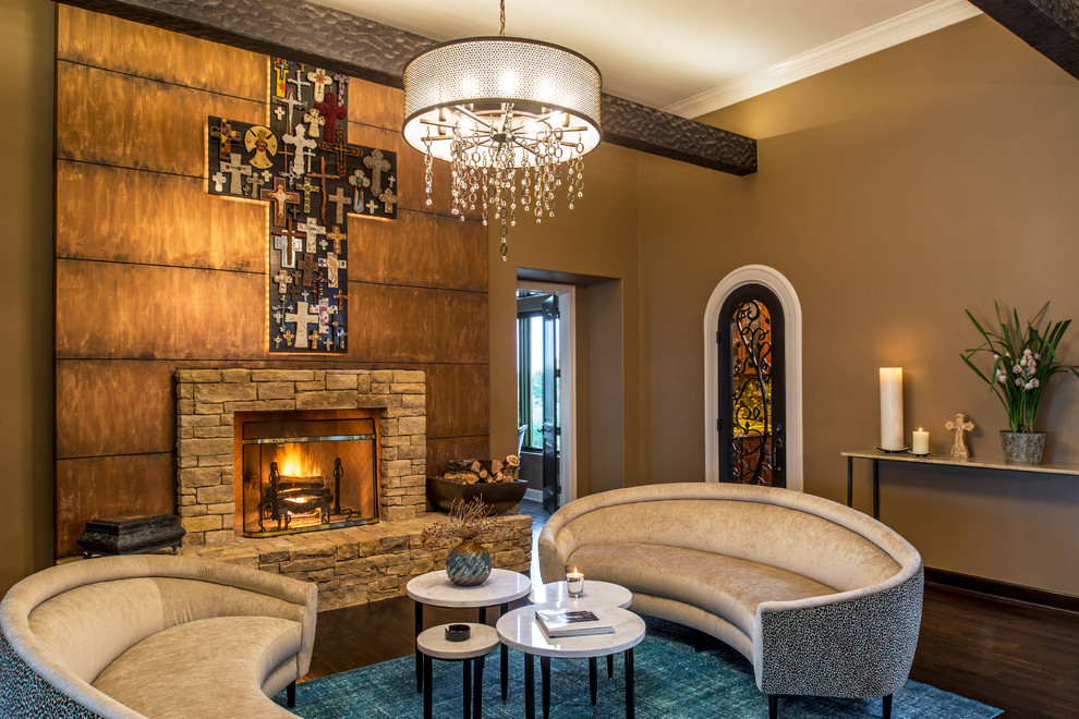 Diseño de salón abierto, mediterráneo, grande, sin televisor, con paredes beige, suelo de madera oscura, todas las chimeneas y marco de chimenea de piedra