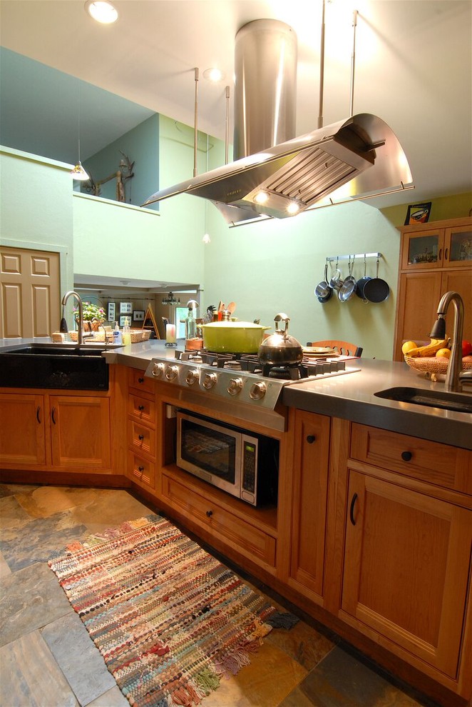 Inspiration for a large transitional l-shaped slate floor and multicolored floor open concept kitchen remodel with an undermount sink, shaker cabinets, medium tone wood cabinets, quartz countertops, stainless steel appliances, an island and gray countertops