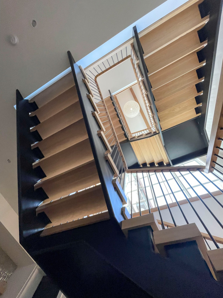 Ejemplo de escalera suspendida minimalista extra grande con escalones de madera, barandilla de varios materiales y machihembrado