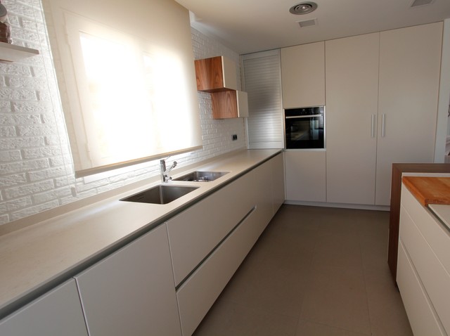 Cocina con barra de nogal americano contemporary-kitchen