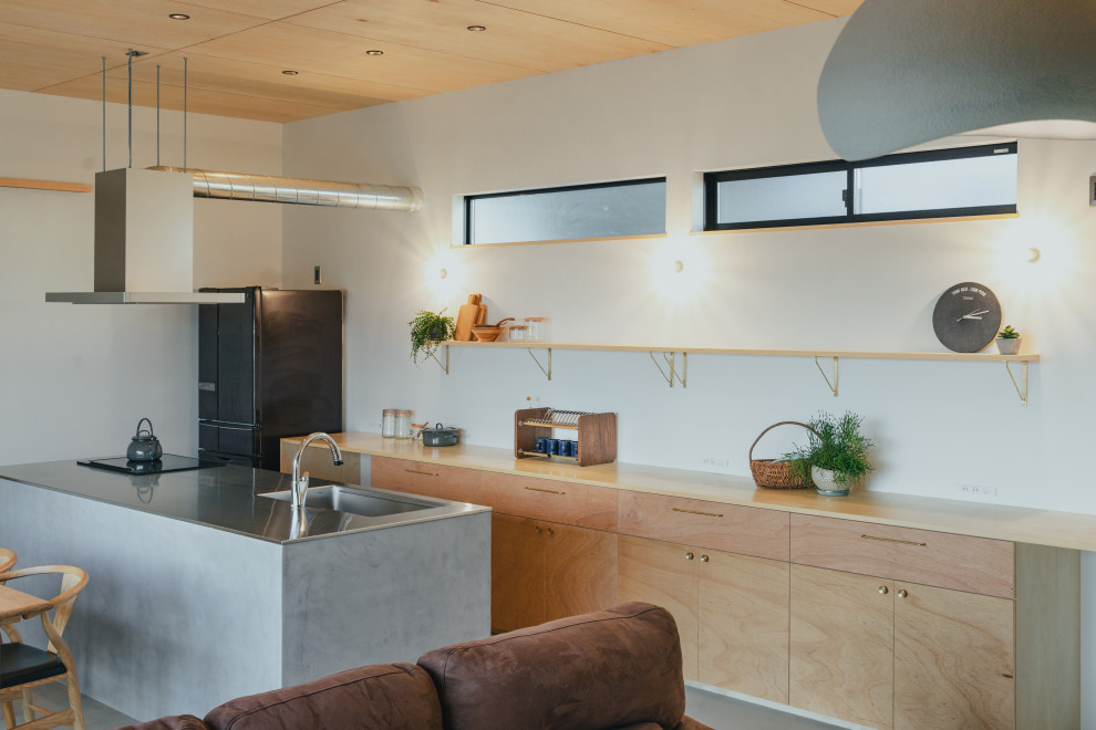 Идея дизайна: гостиная-столовая среднего размера в стиле модернизм с белыми стенами, бетонным полом, серым полом, деревянным потолком и обоями на стенах без камина