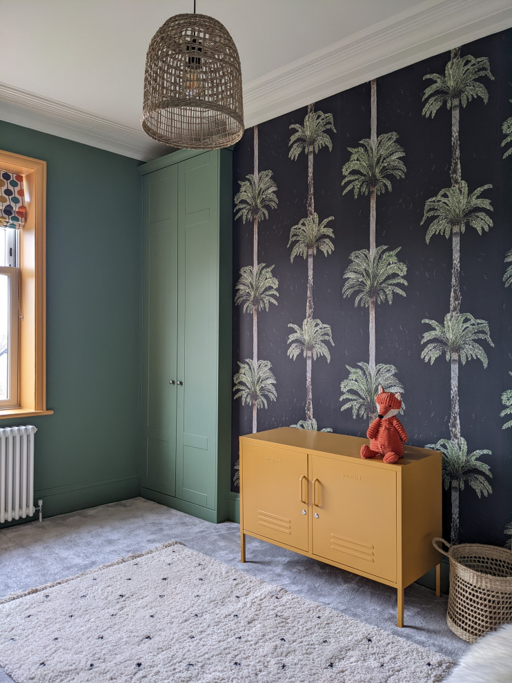 Aménagement d'une chambre d'enfant de 4 à 10 ans éclectique de taille moyenne avec un mur vert, moquette, un sol gris et du papier peint.