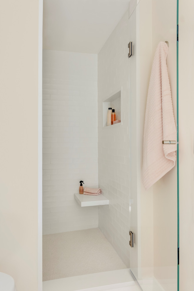 На фото: детская ванная комната в морском стиле с белой плиткой, керамической плиткой, розовыми стенами, полом из мозаичной плитки, розовым полом, душем с распашными дверями и белой столешницей