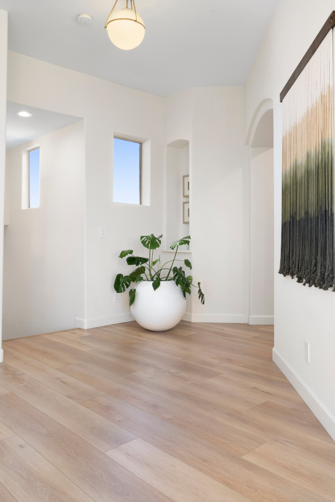 На фото: коридор среднего размера в стиле модернизм с белыми стенами, полом из винила и бежевым полом с
